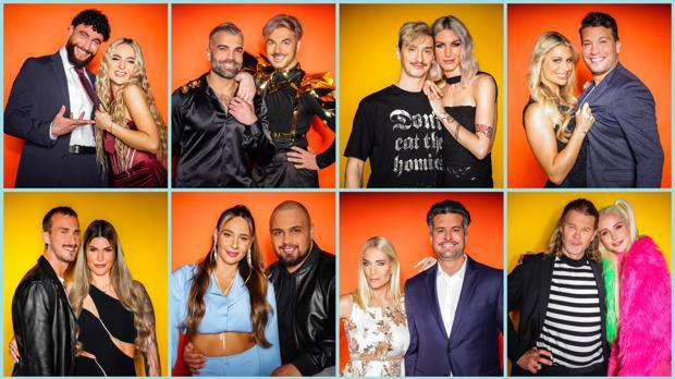 Das Bild zeigt eine bunte Zusammenstellung von acht Promi-Paaren, die vor einem lebhaften, orangefarbenen Hintergrund posieren. Jedes Paar hat einen individuellen Stil, von eleganten Abendroben bis hin zu lässigen Outfits. Die Personen wirken gut gelaunt und posieren fröhlich für die Kamera. Einige Paare tragen auffällige und farbenfrohe Kleidung, die das Bild noch lebhafter erscheinen lässt.
#!#
Promis,Paare,Fashion,Outfits,Posen,Farbenfroh,Hintergrund,Fröhlich,Vielfalt,Stil