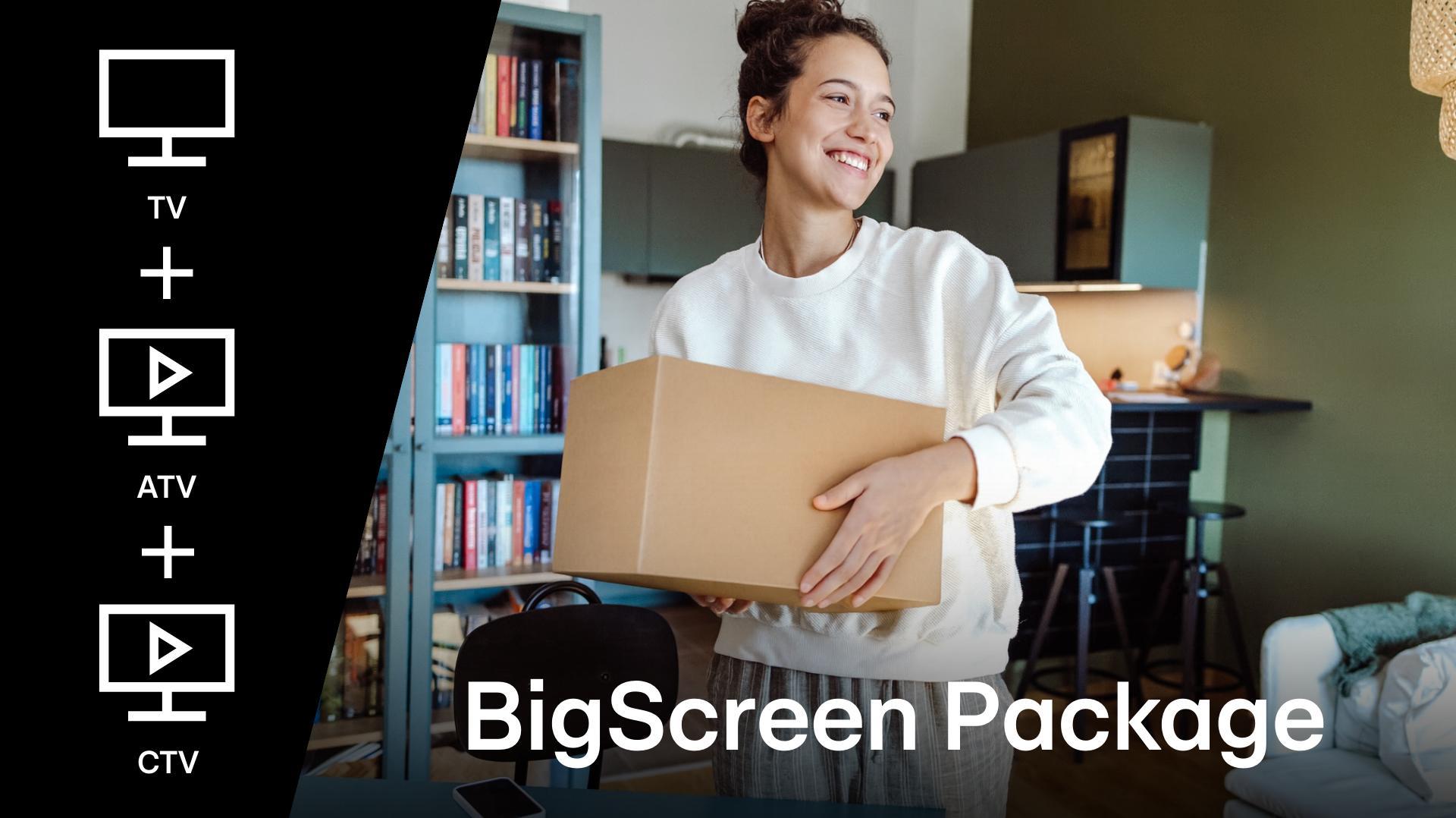 Eine lächelnde Frau in gemütlicher Kleidung hält ein Paket in einem modernen Wohnzimmer. Im Hintergrund sieht man ein Bücherregal und Küchenmöbel. Auf der linken Seite des Bildes sind Symbole für TV, ATV und CTV zu sehen, die auf ein digitales Angebot hinweisen.
#!#
Frau,Paket,Wohnzimmer,Lächeln,Freude,Bücherregal,Küche,TV,ATV,CTV