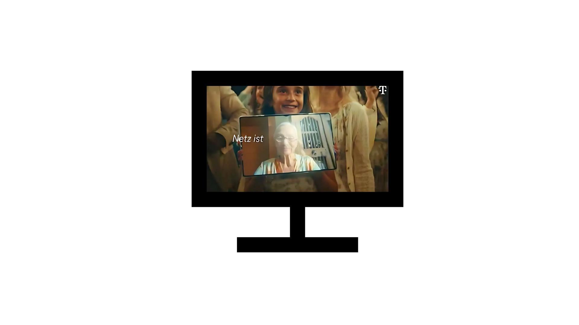 Ein schwarzer Flachbildschirm zeigt eine Szene mit mehreren Menschen, von denen einer lächelnd ein Tablet hält. Auf dem Tablet ist das Bild einer älteren Person zu sehen, die ebenfalls lächelt. Die Worte 'Netz ist' sind auf dem Bild sichtbar. Die Szene vermittelt den Eindruck von digitaler Vernetzung und Kommunikation zwischen Generationen.
#!#
Bildschirm,Tablet,Kommunikation,Vernetzung,Generationen,Digital,Technologie,Gesellschaft,Lächeln,Innovation