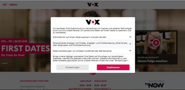 Das Bild zeigt die Webseite des Senders VOX mit einem Pop-up-Fenster, das die Zustimmung zur Verwendung von Cookies und anderen Technologien anfordert. Im Hintergrund ist ein Banner für die Sendung 'First Dates' zu sehen. Auf der rechten Seite gibt es einen Hinweis auf verpasste Sendungen, die auf TVNOW nachgesehen werden können. Die Webseite bietet Optionen für die Verwaltung der Datenschutzeinstellungen, einschließlich personalisierter Anzeigen und Inhalte.
#!#
VOX,Cookies,Datenschutz,Zustimmung,First Dates,Sendung,TVNOW,Pop-up,Webseite,Einstellungen