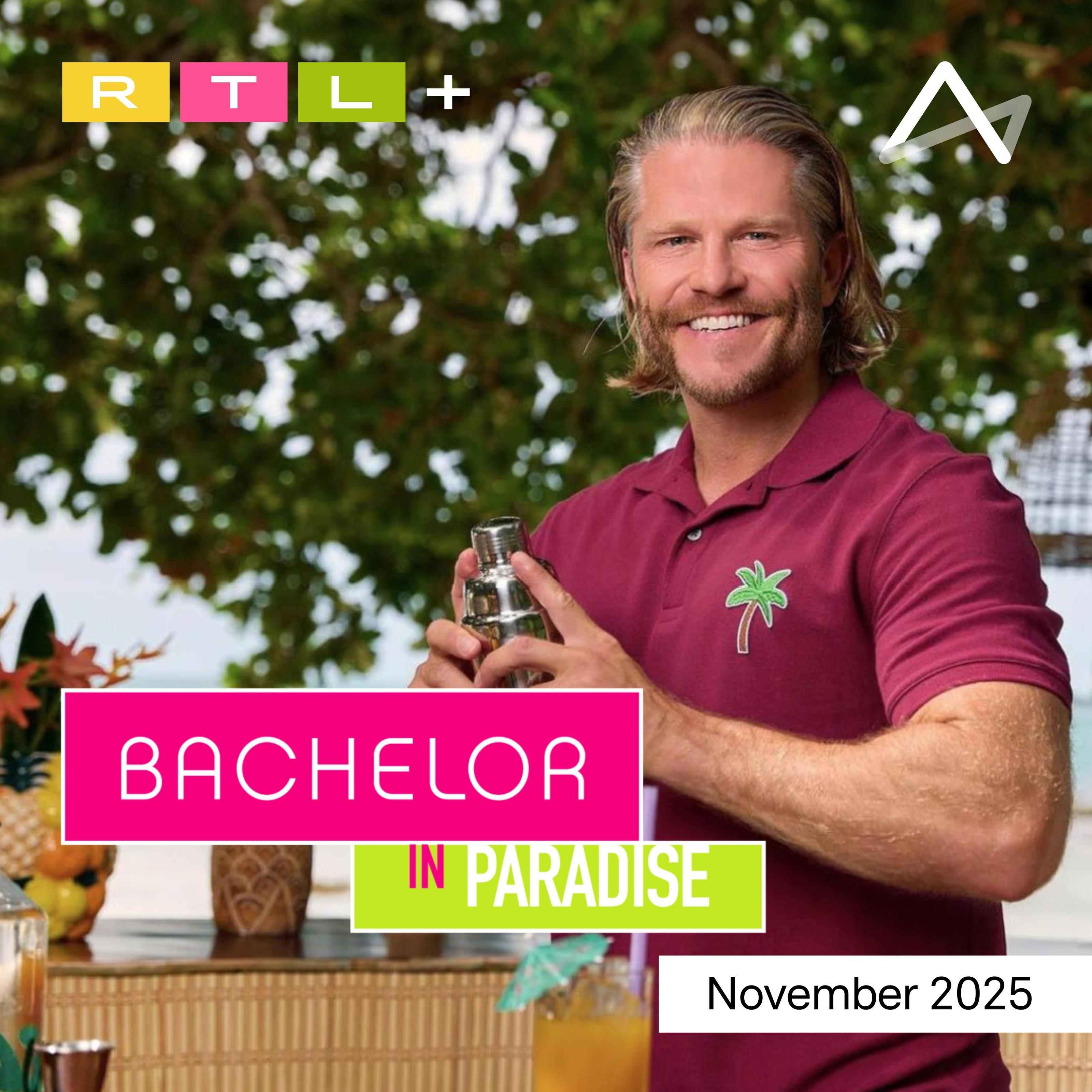 Das Bild zeigt einen lächelnden Mann in einem burgunderfarbenen Poloshirt mit einem Palmen-Emblem. Er steht hinter einer Bar und hält einen Cocktailshaker in der Hand. Im Hintergrund sind tropische Pflanzen zu sehen. Das Logo von RTL+ ist oben links im Bild sichtbar, und der Text 'Bachelor in Paradise' ist prominent in der Mitte platziert. Unten rechts steht 'November 2025'.
#!#
Bachelor,Paradise,Cocktail,RTL+,November 2025,Tropisch,Fernsehen,Show,Palme,Entertainment