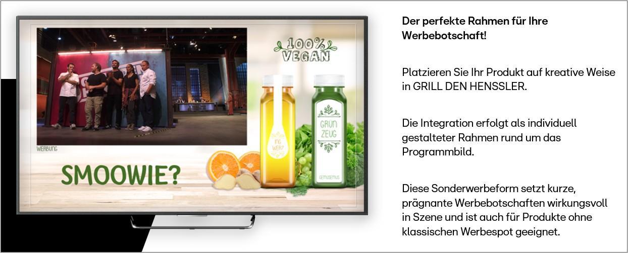 Das Bild zeigt eine Fernsehsendung mit einem Werberahmen, der das Produkt 'Smoowie?' präsentiert. Auf der linken Seite des Bildschirms sind Personen auf einer Bühne, während rechts zwei Flaschen mit veganen Getränken und frischem Obst abgebildet sind. Der Text beschreibt die Möglichkeit, Produkte kreativ in der Sendung 'Grill den Henssler' zu integrieren. Diese Werbeform ist für kurze und prägnante Botschaften gedacht. Die Getränke sind als 100% vegan gekennzeichnet.
#!#
Werbung,Grill den Henssler,Smoowie,vegan,Fernsehsendung,Produktplatzierung,Getränke,Obst,Prominente,Marketing