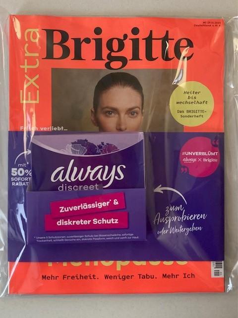Das Bild zeigt eine in Plastik verpackte Ausgabe des Brigitte Magazins. Auf dem Cover ist eine Frau zu sehen, die frontal in die Kamera schaut. Die Ausgabe enthält ein Extra mit dem Thema Wechseljahre. Auf der Verpackung befindet sich eine Gratisprobe von Always Discreet mit der Aufschrift 'Zuverlässiger & diskreter Schutz'.
#!#
Brigitte,Magazin,Wechseljahre,Always Discreet,Probe,Frau,Schutz,Verpackung,Extra,Gesundheit