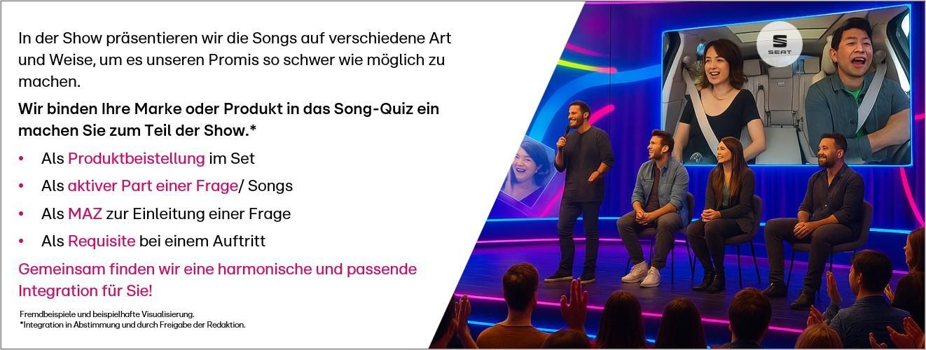 Das Bild zeigt eine bunte Fernsehsendung, in der mehrere Moderatoren auf einer Bühne sitzen und stehen. Das Publikum schaut aufmerksam zu, während auf einem großen Bildschirm im Hintergrund zwei Personen in einem Auto zu sehen sind. Der Text auf der linken Seite erklärt, wie Markenprodukte in die Show integriert werden können, etwa durch Produktplatzierung, als Teil einer Frage oder als Requisite. Ziel ist es, die Prominenten in der Show herauszufordern und die Marke harmonisch in das Format zu integrieren.
#!#
Fernsehsendung,Song-Quiz,Markenintegration,Produktplatzierung,Moderatoren,Bühne,Publikum,Interaktivität,Unterhaltung,Prominente