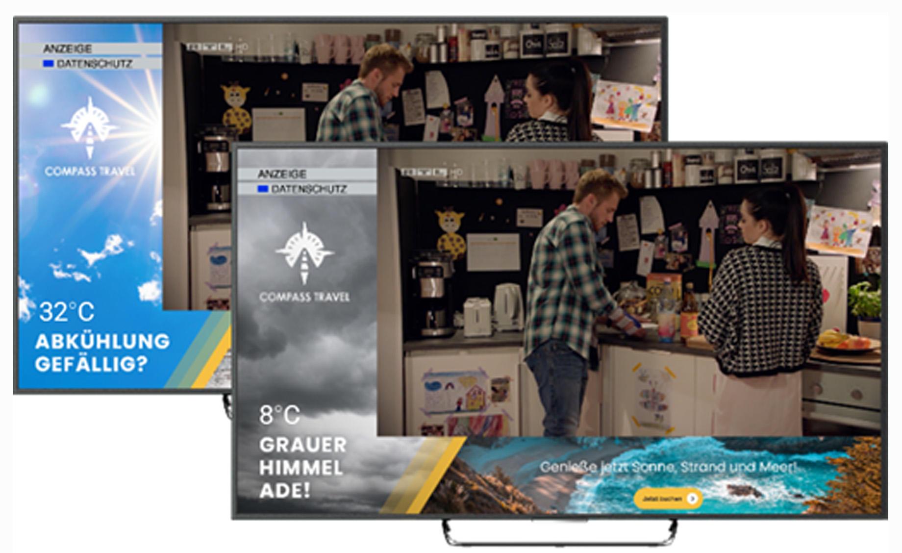Das Bild zeigt zwei Fernseher, die nebeneinander stehen. Auf beiden Bildschirmen ist eine Szene in einer Küche zu sehen, in der ein Mann und eine Frau miteinander sprechen. Die Bildschirme zeigen auch Werbeanzeigen von 'Compass Travel'. Der linke Bildschirm wirbt mit einem sonnigen Strandbild und der Temperatur 32°C mit dem Text 'Abkühlung gefällig?', während der rechte Bildschirm ein wolkiges Bild mit 8°C und dem Slogan 'Grauer Himmel ade!' zeigt. Beide Anzeigen suggerieren Reiseangebote für verschiedene Wetterbedingungen.
#!#
Reise,Werbung,Fernseher,Compass Travel,Küche,Temperatur,Strand,Wolken,Sonne,Urlaub
