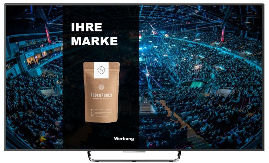 Das Bild zeigt ein großes Stadion, das mit vielen Menschen gefüllt ist. Im Vordergrund ist eine Werbeanzeige zu sehen, die ein Produkt namens 'PaperPouch' präsentiert. Links im Bild steht in großen Buchstaben 'IHRE MARKE'. Die Anzeige hebt sich deutlich vom restlichen Bild ab, das in Blau- und Violetttönen gehalten ist. Die Atmosphäre wirkt lebendig und spannend, mit vielen Lichtern und einer großen Menschenmenge.
#!#
Stadion,Werbung,Menschenmenge,Veranstaltung,Produktplatzierung,Lichter,Atmosphäre,Marke,Verkauf,Event