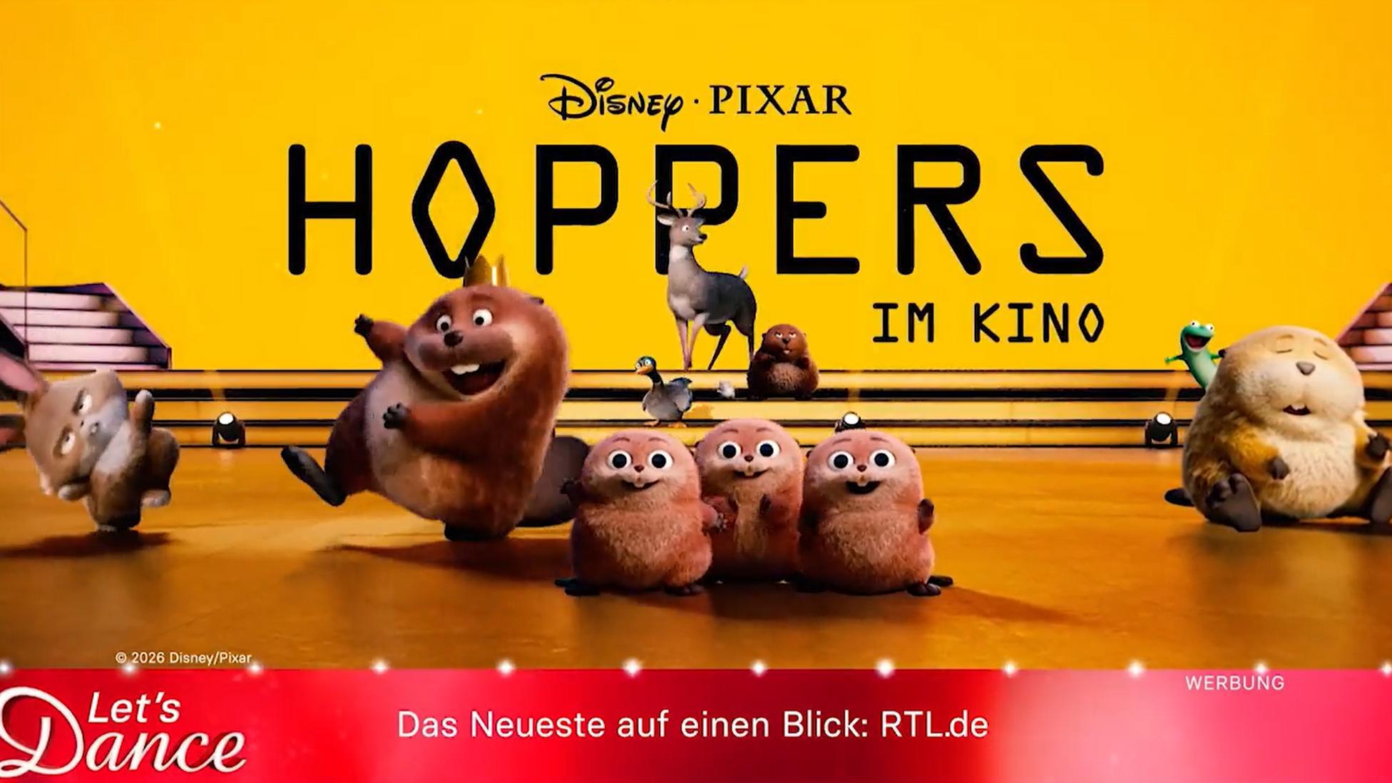 Das Bild zeigt eine farbenfrohe Szene aus dem Disney Pixar Film 'Hoppers', der im Kino läuft. Verschiedene niedliche, cartoonartige Tiere tanzen vor einem leuchtend gelben Hintergrund. Auffällig sind die fröhlichen Ausdrücke der Charaktere und die dynamische Bewegung, die eine fröhliche und einladende Atmosphäre schafft. Im Vordergrund sind drei kleine, pelzige Tiere, die fröhlich in die Kamera schauen. Oben ist der Filmtitel 'Hoppers' in großen Buchstaben zu sehen, darunter die Information 'Im Kino'.
#!#
Disney,Pixar,Hoppers,Kino,Animation,Tiere,Tanzen,Film,Cartoon,Fröhlich