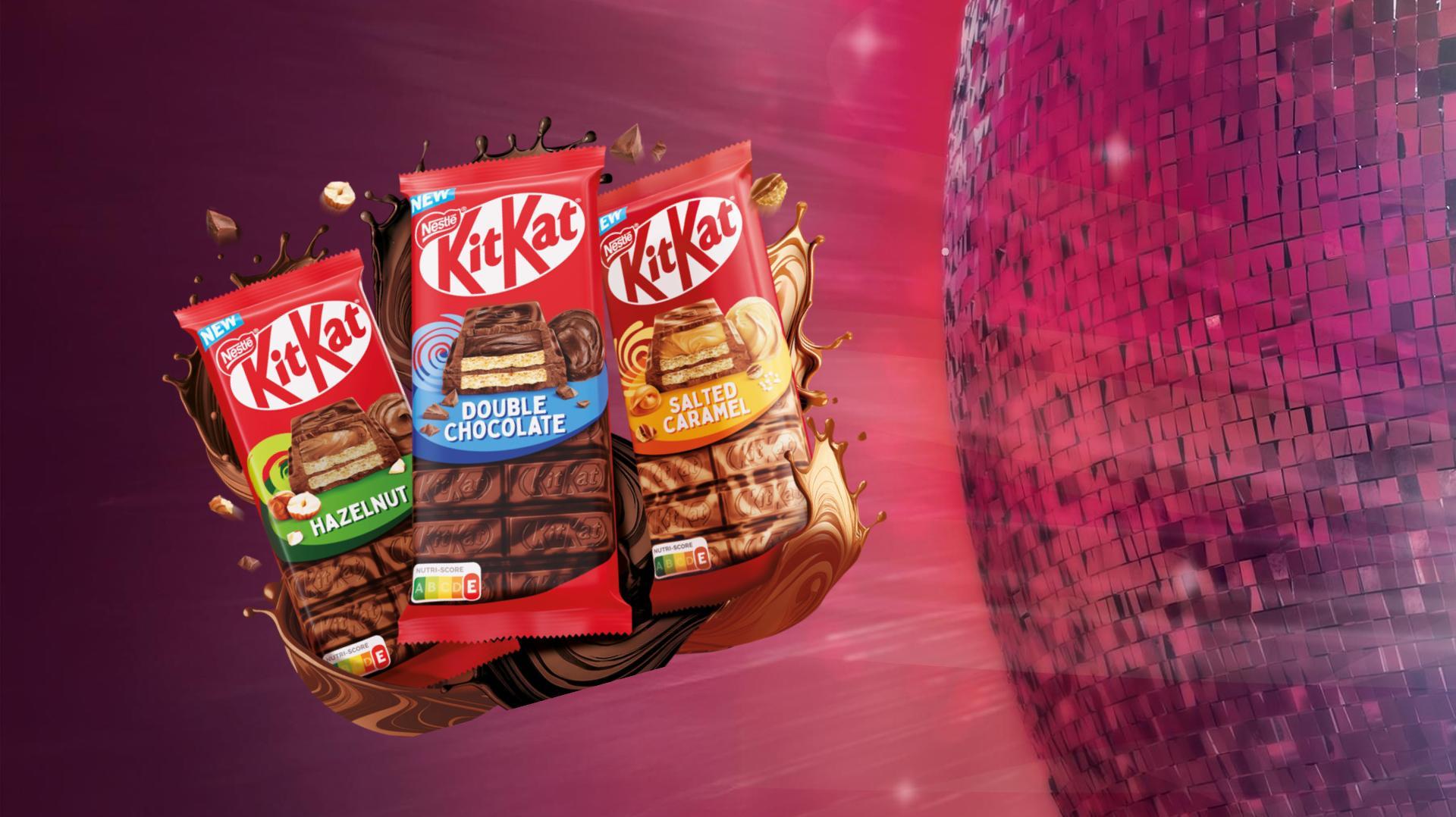 Das Bild zeigt drei KitKat-Schokoladenverpackungen in den Geschmacksrichtungen Haselnuss, Double Chocolate und Salted Caramel, die in einer dynamischen, schwebenden Anordnung vor einem funkelnden, rosa Hintergrund präsentiert werden. Schokoladenspritzer und Haselnüsse umgeben die Verpackungen, was den Eindruck von Genuss und Vielfalt verstärkt.
#!#
KitKat,Schokolade,Haselnuss,Double Chocolate,Salted Caramel,Verpackung,Süßigkeiten,Nascherei,Werbung,Geschmack