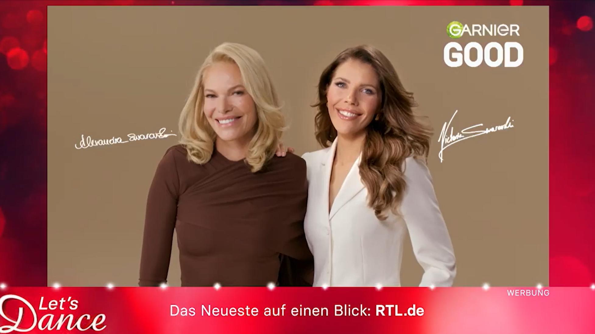 Das Bild zeigt zwei Frauen, die lächelnd in die Kamera schauen. Die Frau links trägt ein braunes Oberteil, die Frau rechts ein weißes. Beide Frauen sind vor einem neutralen, hellbraunen Hintergrund abgebildet. Oben rechts im Bild befindet sich das Logo von Garnier mit dem Wort 'GOOD' daneben. Unten im Bild ist ein Banner mit dem Schriftzug 'Let's Dance' und dem Hinweis auf die Webseite RTL.de zu sehen. Die Signaturen der beiden Frauen sind neben ihnen platziert.
#!#
Garnier,Werbung,RTL,Frauen,Mode,Lächeln,Signaturen,Fernsehen,Kosmetik,Kampagne