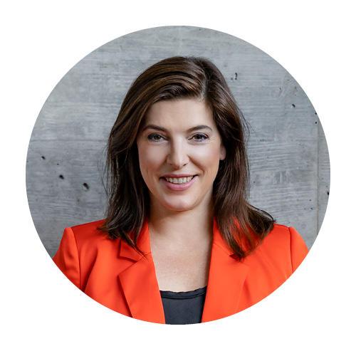 Das Bild zeigt eine lächelnde Person mit mittellangem, dunklem Haar, die einen leuchtend orangefarbenen Blazer trägt. Sie steht vor einem neutralen, grauen Hintergrund, der aus Beton zu bestehen scheint. Die Person blickt direkt in die Kamera und vermittelt einen professionellen und freundlichen Eindruck.
#!#
Porträt,Frau,Lächeln,Orange,Blazer,Haare,Grauer Hintergrund,Professionell,Freundlich,Kamera