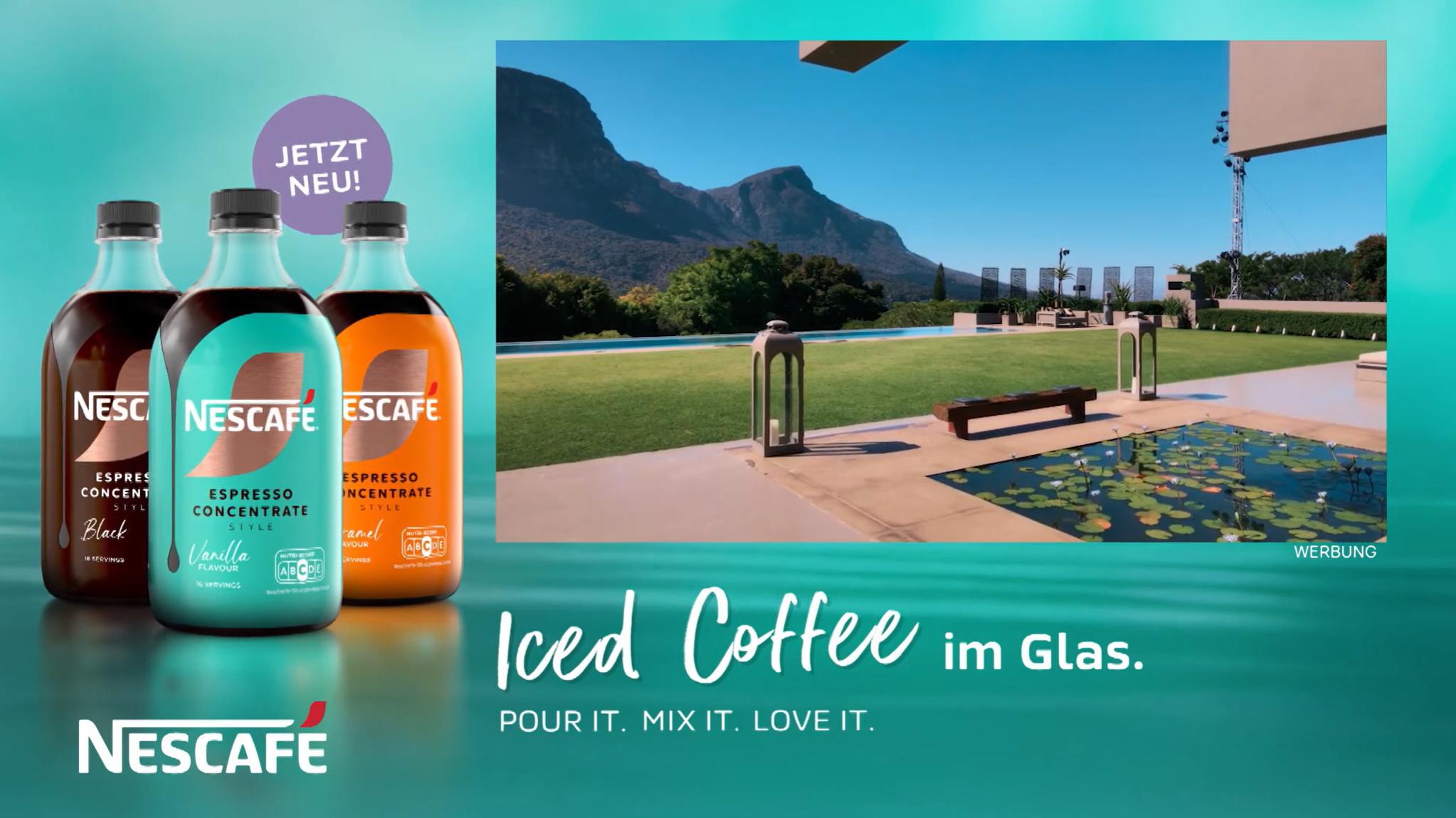 Das Bild zeigt eine Werbeanzeige von Nescafé für ihr neues Produkt, das Espresso-Konzentrat. Auf der linken Seite sind drei Flaschen des Konzentrats in den Geschmacksrichtungen Original, Vanille und Karamell abgebildet. Auf der rechten Seite ist eine Terrasse mit Pool und einem malerischen Bergpanorama zu sehen. Der Slogan 'Iced Coffee im Glas' sowie der Hinweis 'Pour it. Mix it. Love it.' laden dazu ein, den Eiskaffee zu genießen.
#!#
Nescafé,Eiskaffee,Espresso-Konzentrat,Werbung,Erfrischung,Sommer,Getränke,Kaffee,Naturkulisse,Genuss