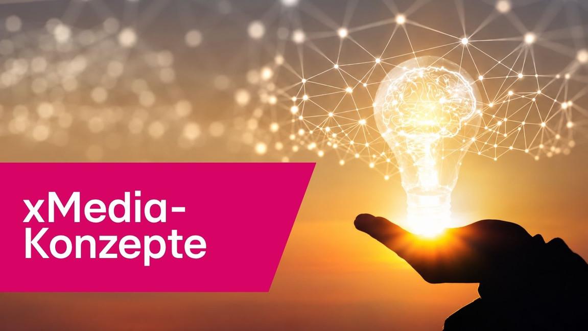 Hand mit leuchtender Glühbirne und Netzstruktur, Text 'xMedia-Konzepte' sichtbar.