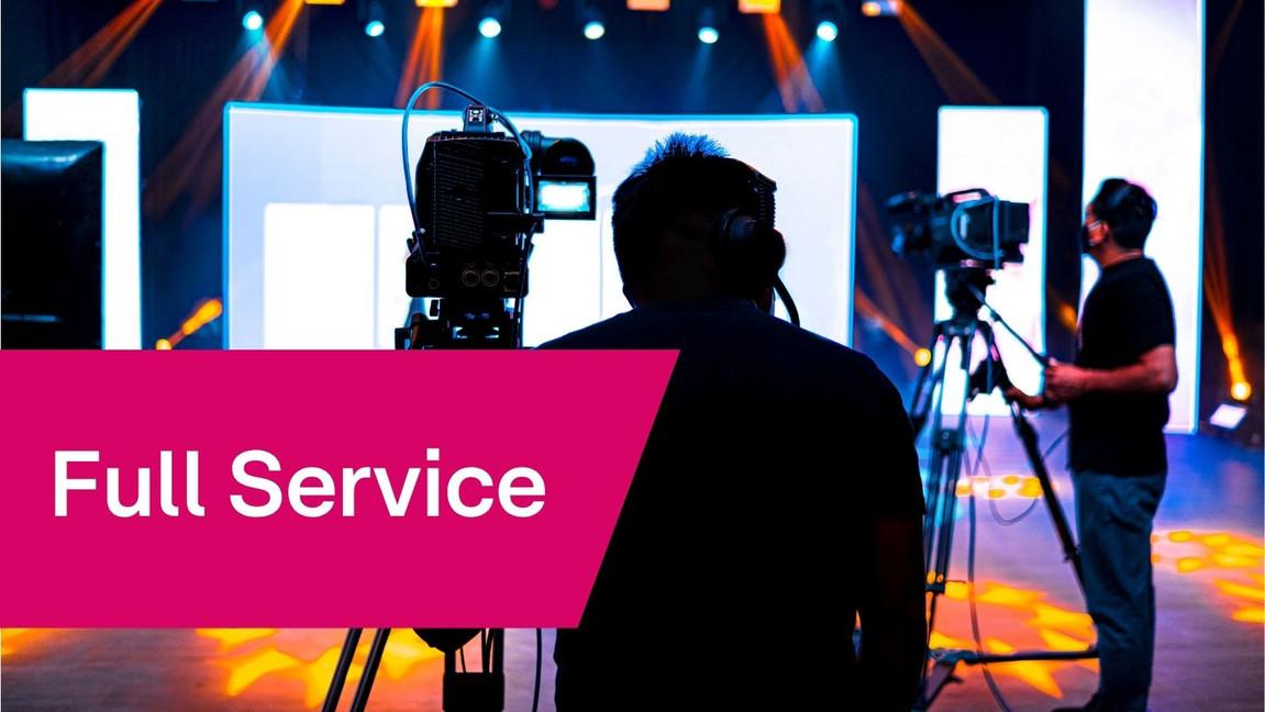 Filmcrew mit Kameras im beleuchteten Studio; Text: Full Service.