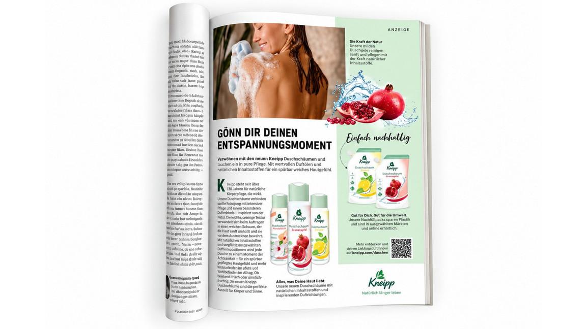 Frau in einer Werbeanzeige für Duschprodukte mit Granatapfelmotiv.