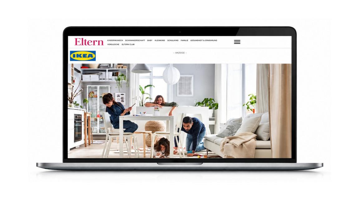 Geöffneter Laptop mit Webseite, Logos 'Eltern' und 'IKEA'.