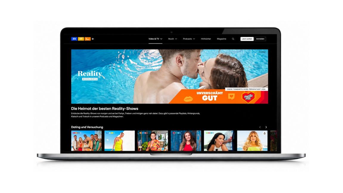 Laptop zeigt eine Videoplattform-Webseite mit Shows.