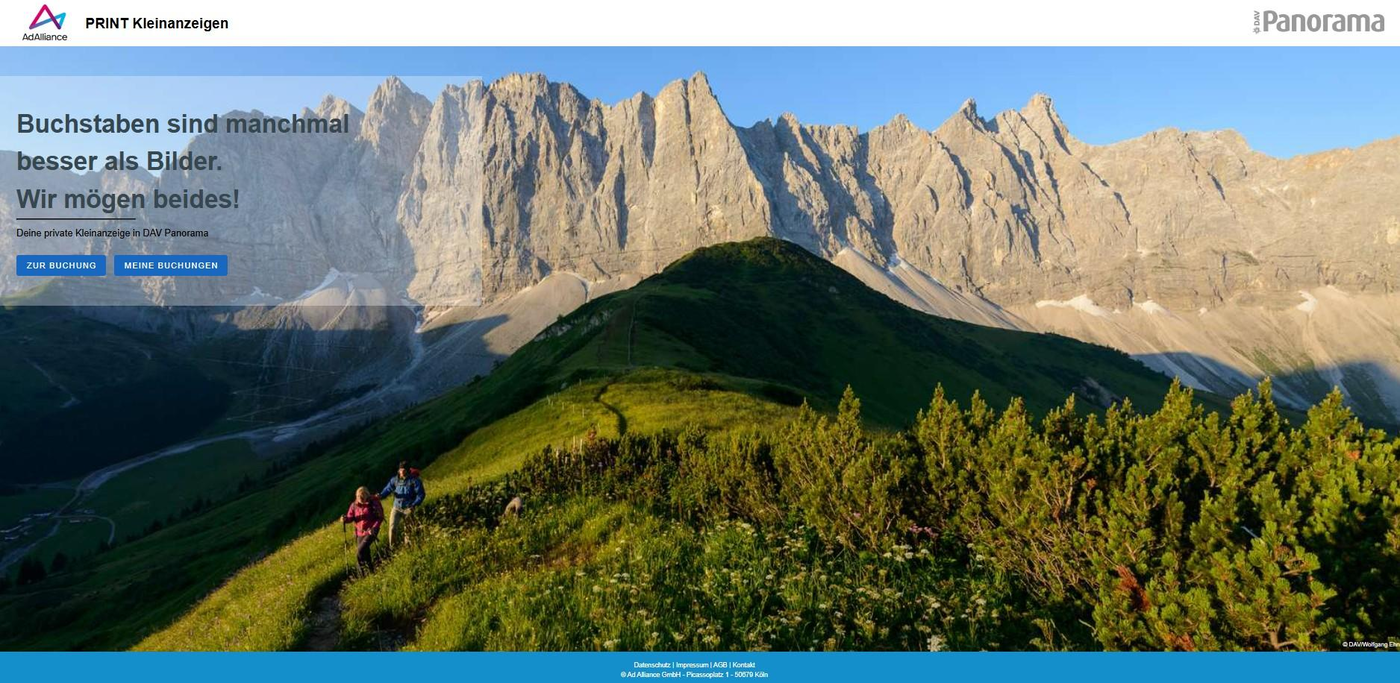 Das Bild zeigt eine Gruppe von Wanderern, die auf einem schmalen Pfad durch eine grüne, alpine Landschaft gehen. Im Hintergrund ragen beeindruckende, felsige Berggipfel empor, die von der untergehenden Sonne beleuchtet werden. Der Himmel ist klar und blau, was die Schönheit der Natur noch verstärkt. Die Szenerie wirkt friedlich und idyllisch.
#!#
Wanderer,Berge,Landschaft,Natur,Alpen,Pfad,Grün,Felsen,Himmel,Abendsonne