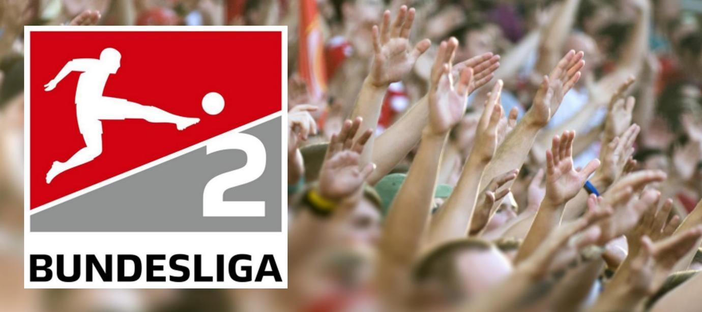 Das Bild zeigt eine begeisterte Menschenmenge, die ihre Hände in die Luft hebt, während sie ein Fußballspiel verfolgen. Auf der linken Seite ist das Logo der 2. Bundesliga zu sehen, das einen stilisierten Fußballspieler darstellt, der einen Ball tritt. Die Farben des Logos sind rot, weiß und grau, was die Dynamik und Energie des Sports widerspiegelt.
#!#
2. Bundesliga,Fußball,Fans,Stimmung,Logo,Menschenmenge,Sport,Begeisterung,Deutschland,Zuschauer