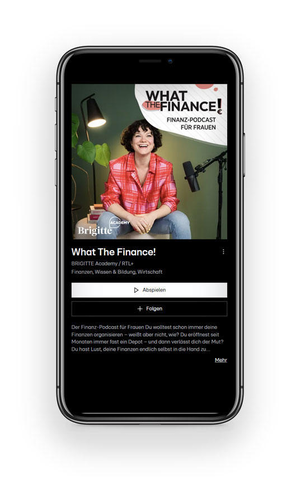 Das Bild zeigt ein Smartphone, auf dem der Podcast 'What The Finance!' der BRIGITTE Academy in Kooperation mit RTL angezeigt wird. Der Podcast richtet sich speziell an Frauen und behandelt Themen wie Finanzen, Wissen und Bildung sowie Wirtschaft. Eine Frau in rotem Hemd sitzt lächelnd vor einem Mikrofon, während das Logo des Podcasts oben im Bild zu sehen ist.
#!#
Podcast,Finanzen,Frauen,BRIGITTE,RTL,Bildung,Wirtschaft,Mikrofon,Smartphone,Logo