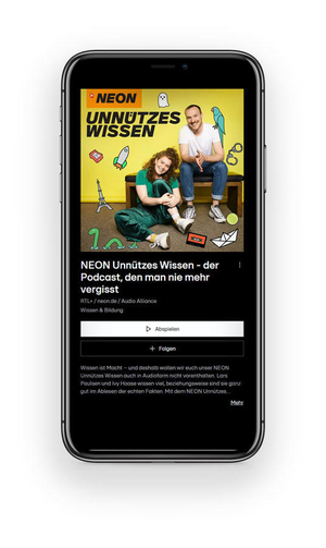 Das Bild zeigt ein Smartphone, auf dem der Podcast 'NEON Unnützes Wissen' beworben wird. Zwei Personen sitzen auf einem gelben Hintergrund und lachen. Um sie herum sind verschiedene Symbole wie ein Stift, Notizen und ein Fragezeichen verteilt. Der Podcast wird als unterhaltsam beschrieben und bietet Wissen, das man nicht mehr vergisst. Es gibt Optionen zum Abspielen und Folgen des Podcasts.
#!#
Podcast,NEON,Unnützes Wissen,Unterhaltung,Bildung,Smartphone,Symbole,Lachen,Abspielen,Folgen