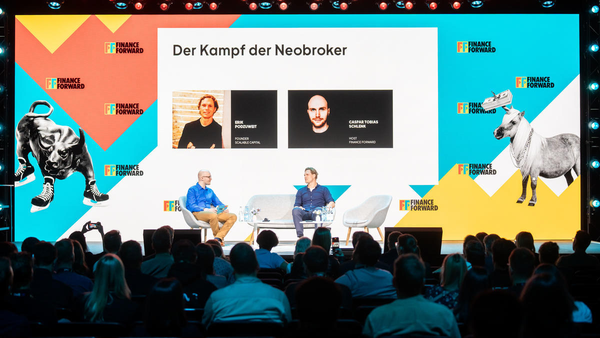 Das Bild zeigt eine Konferenz mit dem Titel 'Der Kampf der Neobroker'. Zwei Redner sitzen auf der Bühne vor einem Publikum. Die Bühne ist modern gestaltet mit großen Bildschirmen, die die Namen der Redner und das Thema der Diskussion anzeigen. Links und rechts sind grafische Darstellungen eines Bullen und eines Esels zu sehen, die symbolisch für Finanzmärkte stehen. Die Veranstaltung scheint gut besucht zu sein, mit vielen Zuhörern, die dem Gespräch interessiert folgen.
#!#
Neobroker,Konferenz,Diskussion,Finanzmärkte,Publikum,Redner,Bühne,Investitionen,Technologie,Innovation