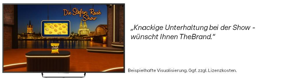 Das Bild zeigt eine stilisierte Darstellung eines TV-Studios mit dem Titel 'Die Stefan Raab Show'. Im Hintergrund ist eine beleuchtete Stadtansicht, vermutlich Köln, mit dem markanten Dom zu sehen. Auf einem Tisch steht eine gelbe Verpackung mit einem Smiley-Gesicht. Auf einem Bildschirm ist ein Bild von Käsestücken zu sehen. Rechts neben dem Bild steht der Satz: 'Knackige Unterhaltung bei der Show - wünscht Ihnen TheBrand.'
#!#
TV-Show,Stefan Raab,Köln,Dom,Studio,Unterhaltung,Werbung,Marke,Käse,Fernsehen