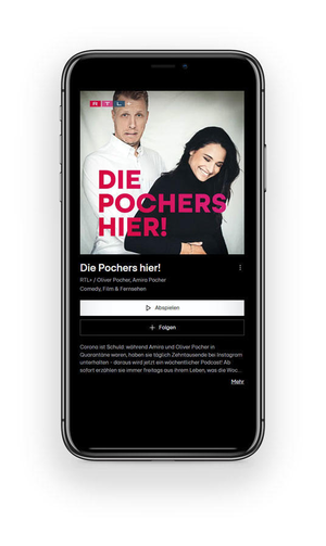Das Bild zeigt ein Smartphone, auf dem eine Anzeige für die Show 'Die Pochers hier!' zu sehen ist. Im oberen Bereich des Bildschirms befinden sich zwei Personen, eine Frau und ein Mann, die fröhlich in die Kamera schauen. Der Hintergrund ist schlicht gehalten, und der Text 'DIE POCHERS HIER!' ist in großen, pinken Buchstaben über dem Bild der beiden Personen platziert. Unter dem Bild ist eine kurze Beschreibung der Show zu sehen, die auf RTL+ verfügbar ist.
#!#
Smartphone,RTL+,Die Pochers,Show,Unterhaltung,Comedy,Bildschirm,Anzeige,Fernsehen,Prominente