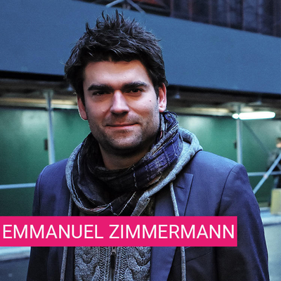 Ein Mann mit dunklen Haaren steht draußen vor einer urbanen Kulisse. Er trägt einen dunkelblauen Blazer und einen grauen Pullover, kombiniert mit einem dunklen Schal. Der Hintergrund zeigt eine Baustelle oder eine modern gestaltete städtische Umgebung mit grünen Bauzäunen und Beleuchtung.
#!#
Mann,urban,Blazer,Schal,dunkle Haare,Baustelle,Stadt,Hintergrund,Straßenbeleuchtung,Mode