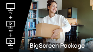 Eine lächelnde Frau in gemütlicher Kleidung hält ein Paket in einem modernen Wohnzimmer. Im Hintergrund sieht man ein Bücherregal und Küchenmöbel. Auf der linken Seite des Bildes sind Symbole für TV, ATV und CTV zu sehen, die auf ein digitales Angebot hinweisen.
#!#
Frau,Paket,Wohnzimmer,Lächeln,Freude,Bücherregal,Küche,TV,ATV,CTV
