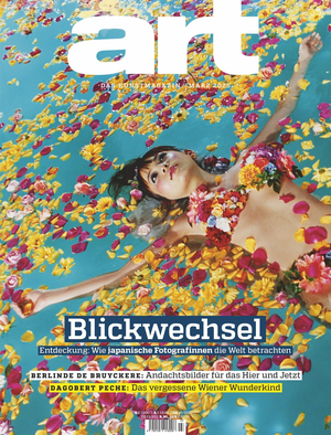Das Cover zeigt eine Frau in einem blauen Wasserbecken, umgeben von bunten Blütenblättern. Sie trägt ein Kleid aus Blumen, das ihren Oberkörper bedeckt. Die Szene wirkt lebhaft und exotisch, mit einem starken Kontrast zwischen den leuchtenden Farben der Blüten und dem klaren Blau des Wassers. Oben auf dem Bild steht in großen weißen Buchstaben 'art', darunter der Untertitel 'Das Kunstmagazin - März 2023'. Am unteren Rand steht 'Blickwechsel: Entdeckung, wie japanische Fotografinnen die Welt betrachten' als Hauptartikel hervorgehoben.
#!#
Kunstmagazin,japanische Fotografie,Blüten,Wasser,Frau,Farben,Exotik,Kunst,März 2023,Blickwechsel